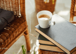 Lassú életmód pillanat – gőzölgő kávé könyvekkel egy fonott széken, a slow living hétköznapi örömeihez.