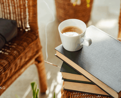 Lassú életmód pillanat – gőzölgő kávé könyvekkel egy fonott széken, a slow living hétköznapi örömeihez.
